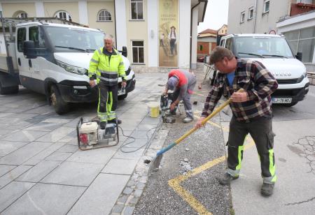 POSTAVLANJE NOVIH STEBRIČKOV PRED KD 01 FOTO LJUBO VUKELIČ